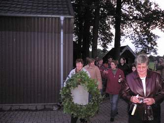 Vogel schmücken beim 'König Hubert' durch dessen Nachbarn.