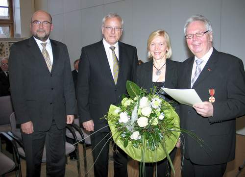 Ewald Koller (r.) ist die Verdienstmedaille verliehen worden. Mit ihm freuen sich (v.l.) Bürgermeister Theßeling, Landrat Gerd Wiesmann und Ehefrau Christel Koller