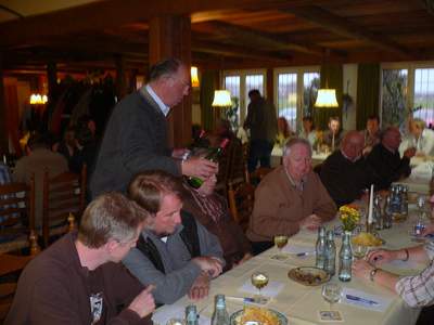 Festwirt Adolf Hüwe aus Rosendahl-Holtwick kredenzte verschiedene Weinsorten von Spätlese bis Trocken.