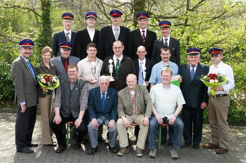 (Foto: Kortbus) Thomas Finnah (stehend 4.v.l.) nahm den Pokal für die Harwicker entgegen!