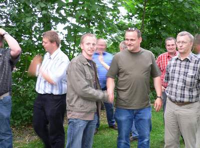 Ulrich Koller (l.), neuer Vorsitzender der Schützengilde Harwick, gratuliert Knubbenkönig Thomas Lewerich.