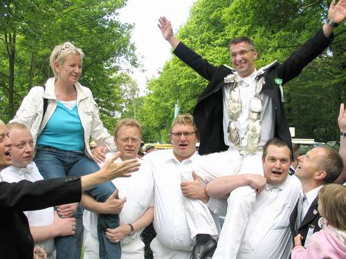 l Jubel an der Harwicker Vogelstange: Nach dem Volltreffer gestern um 12.12 Uhr ließen die St.-Ludgerus-Schützen König Martin Kreyelkamp und Königin Annette Hummelt hochleben.                                                                                                                                   Foto: Jürgen Schroer