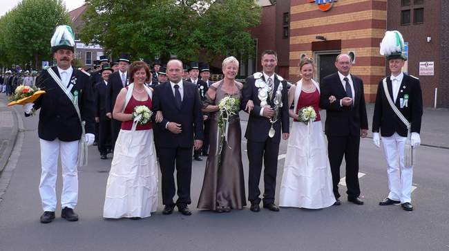 Die Throngemeinschaft (v.l.): Sabine Kreyelkamp u. Engelbert Menert, Das Königspaar Martin & Annette, Gudula Klein u. Hubert Hummelt.