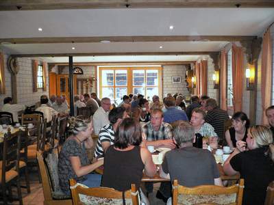 Kaffeetrinken im Bauerncafé Weitenberg.