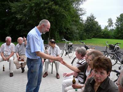 Der Vorsitzende aus Büren schenkt den Damen einen 'Roten' ein. 