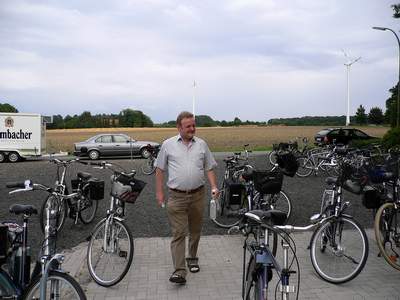 Seine Majestät 'Hermann-Josef' aus Büren eilte schnell zum Bürener Schützenplatz als er hörte, die Harwicker legen hier einen Zwischenstopp ein.