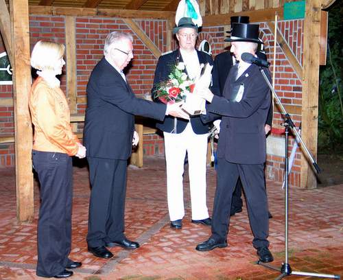 Nachfolger und Neffe Ulrich Koller (r.) bedankte sich bei Ewald Koller für 25-jähriges Enga-gement als Vorsitzender der St.-Ludgerus-Schützengilde Harwick.    (Foto: Florian Schütte)