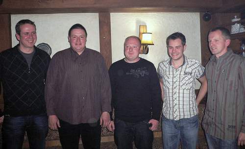 Die wieder bzw. neu gewählten Vorstandsmitglieder Matthias Lewerich, Uwe Weiß, Dirk Bönning, Tobias Peirick (v. links) auf der Generalversammlung mit dem Vorsitzenden Ulrich Koller (rechts).