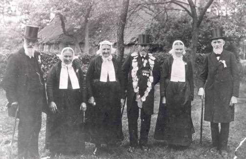 Jubiläumsthron von 1929 mit dem Königspaar Heinrich Beeke und Anna Wissing Gefolge: (v.l.) Bernhard Möllmann, Elisabeth Demmer, Bernhardine Schlüter, Anton Eing 