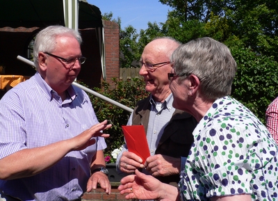 Zum 75. gratulieren Ehrenvorsitzender Ewald Koller und der zuständige Bezirkskassierer Christian Nolte von der St. Ludgerus Schützengilde.