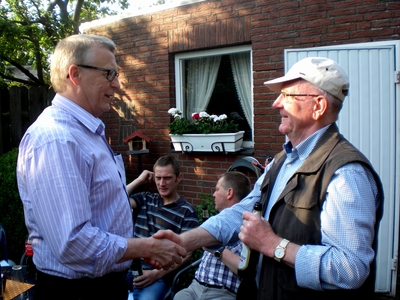 Oberst Klemens Kersting u. Oberstleutnant Richard Büger gratulieren im Namen des Offizierskorps.