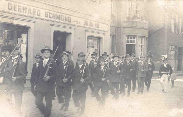 1920_Umzug.jpg - Kirchgang Anfang der 20ziger Jahre. 2. v.l. Josef Wening, 5. v.l. Heinrich Schulze Efting, 6. v.l. Johann Seifer 10. v.l. August Schroer-Klostermann.