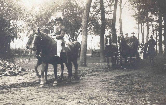 1920_Vogelst.jpg - Zug zur Vogelstange um 1920 mit Königskutsche und Adjutanten, ganz vorne: Anton Bushues.
