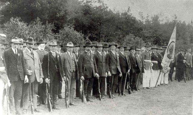 1924_Antr.jpg - Schützenfest 1924: Antreten an der Vogelstange; 2. v.l.: Bernhard Eing, Fahnenoffizier 2. v.l.: Bernhard Eßling-Messing.
