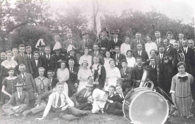 1925_Wissing.jpg - Schützenfest 1925. Gruppenfoto mit dem Königspaar Josef Wissing und Maria Schmitz.