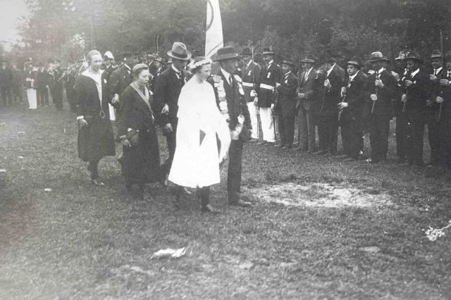 1926_Schroer.jpg - Schützenfest 1926. Das neue Königspaar August Schroer-Klostermann und Franziska Lütkenhaus mit Gefolge nehmen das Bataillon an der Vogelstange ab.