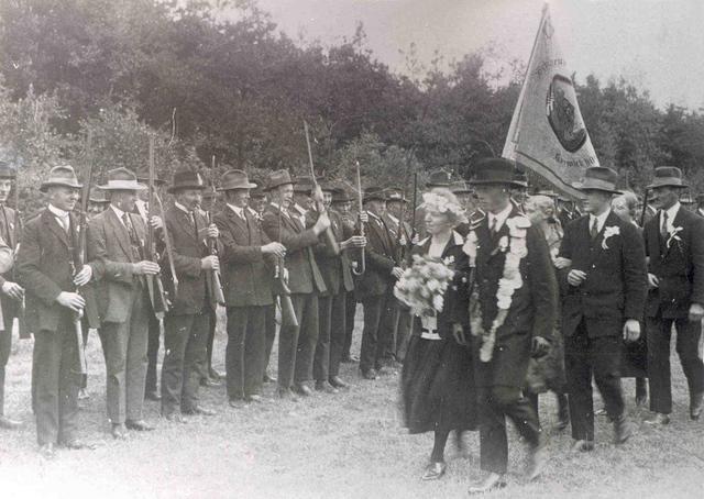 1927_Stockhorst.jpg - Schützenfest 1927. Parade an der Vogelstange mit dem Königspaar Johann Stockhorst und Bernhardine Demmer mit Throngefolge.