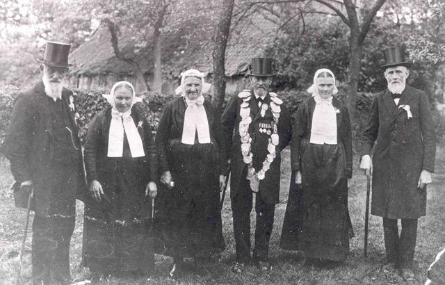 1929_Beeke.jpg - 1929: 275-jähriges Jubiläum. Jubiläumskönigspaar: Heinrich Beeke und Anna Wissing. Gefolge v.l: Bernhard Möllmann und Elisabeth Demmer; Bernhardine Schlüter und Anton Eing.