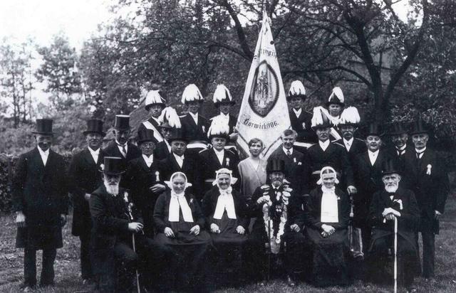 1929_Gr-Jubil.jpg - 275-jähriges Jubiläum 1929. Gruppenfoto mit dem Jubiläumsthron, Vorstand und Offizieren. Die Namen der einzelnen Personen auf dem Foto finden Sie im Hauptmenü unter "Chronik".