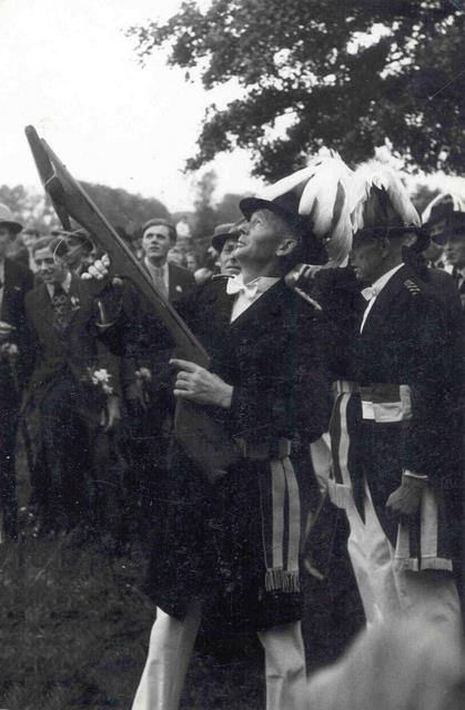 1949_04.jpg - Hauptmann Johann Winking gt. Große Gehling mit der Armbrust.