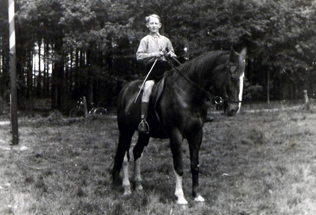 1951_1.jpg - Anfang der 50ziger Jahre an der Vogelstange: Anton Eßling (Sohn vom Major Bernhard Eßling-Messing) als Betreuer für das Pferd seines Vaters.