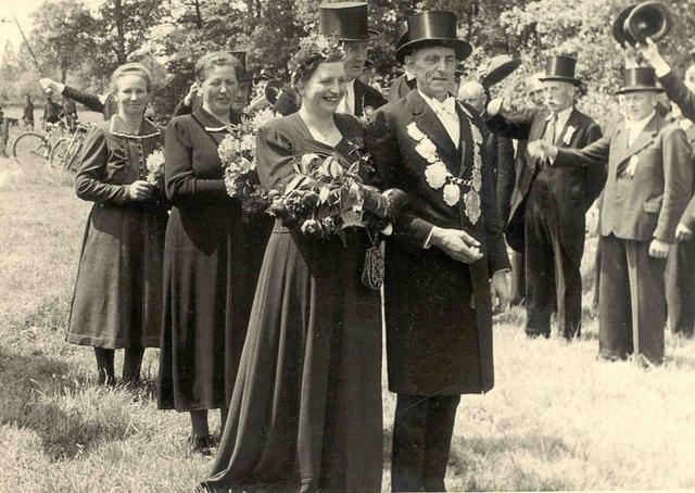 1951_Schlüter-2.jpg - Das Königspaar mit Gefolge v.l.: Christine Paschert-Dickwolter, Maria Sclüter, Bernhard Schlüter (verdeckt) u. Anton Remmelt. 

