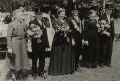 1951_Thron.jpg - Die Throngemeinschaft v.l. Christine Paschert-Dickwolter, Bernhard Schlüter Königspaar Agnes Remmelt u. Anton Schlüter, Maria Schlüter u. Anton Remmelt.