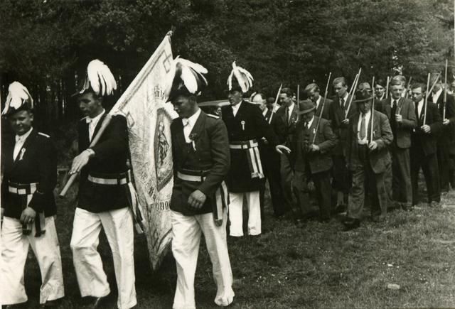 1952_2.jpg - Abmarsch von der Vogelstange. Fahnenoffiziere v.l. Josef Sandscheper, Huber Arends, Karl Eskes.
Die Kompanie wir geführt vom Leutnant Kurt Stockhorst.