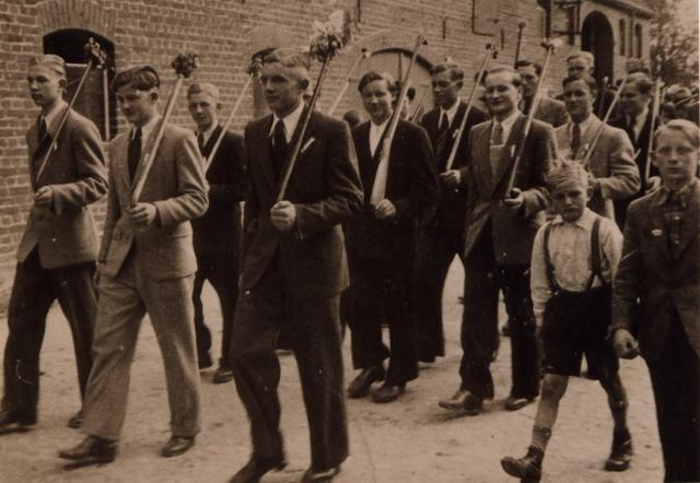1952_3.jpg - Aufmarsch auf dem Hof Hummelt v.l.: Ludger Schlüter, Josef Klümper, Josef Sandscheper, Bernhard Schlüter, Hans Köyer, Hubert Efsing, Felix Wensing. Ganz rechts: Anton Eßling-Messing