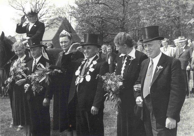 1952_Sch-Efting-2.jpg - Der Thron mit dem Königspaar Heinrich Schulze Efting u. Christine Wessendorf mit dem Gefolge v.l.: Agnes Schulze Efting, Theo Wessendorf, 
Frau Garwert-Kersting, Anton Schulze Alfert. 
Hoch zu Ross: Oberst Franz Fromme.
 
