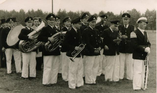 1953_2.jpg - Musikkapelle Gescher mit dem Dirigenten Hölker-Lanfer (rechts), vorne Tambourmajor Walter Kloster.