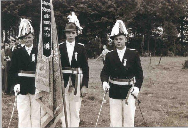1954_04.jpg - Die Fahnenoffiziere v.l.: Karl Eskes, Hubert Arends und Josef Sandscheper.