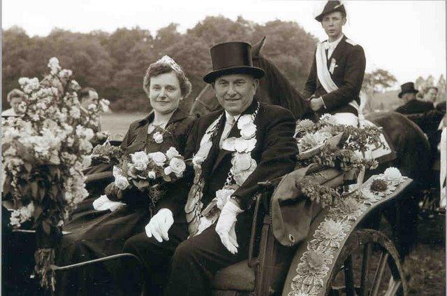 1954_Brinkm.jpg - 325-jähriges Jubiläum hier das Jubelkönigspaar Hermann Brinkmann und Hilde Bönning-Busjan. Josef Jansing asl Adjutant.