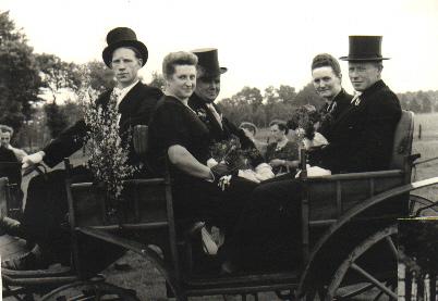 1954_Gefolge.jpg - Kutscher ? Gefolge v.l.: Maria Brinkmann, Heinrich Rickert, Marichen Rickert u. bernhatd Bönning-Busjan.