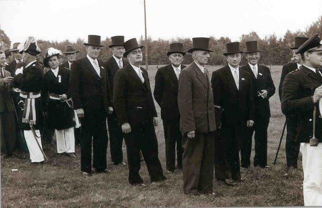 1954_Vorstand-1.jpg - An der Vogelstange v.l.: Hauptmann Johann Winking-Große Geling, "Spieß" Josef Mümken Vortand: Heinrich Rolving, Anton Remmelt, Bernhard Schüring, Enxing, Franz Koller, Theo EWessendor (1. Vors.) August Lanfer und Schültingkemper gt. Schriever (verdeckt).