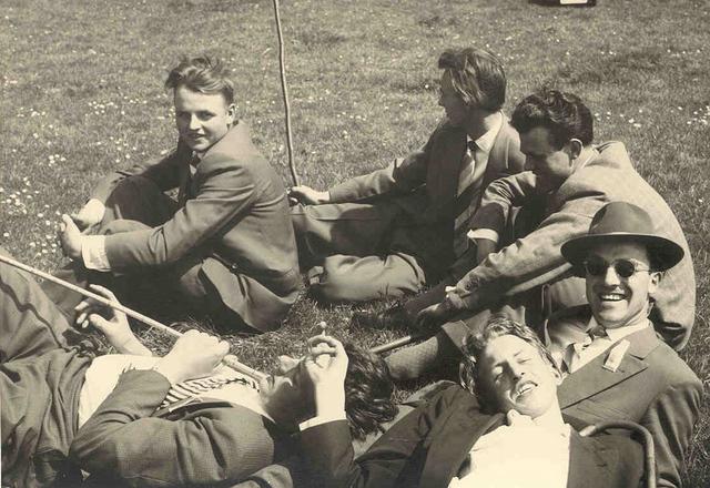 1955_01.jpg - An der Vogelstange v.l.: Hermann Dapper, Anton Dirks u. Karl Wiesweg (vorne liegend) dahinter v.l. Heinz Althaus, Josef Dirks u. Karl Schültingkemper.