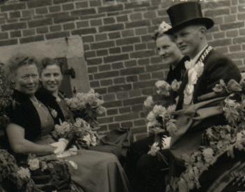 1955_Kutsche.jpg - Das Königspaar mit Ehrendamen.