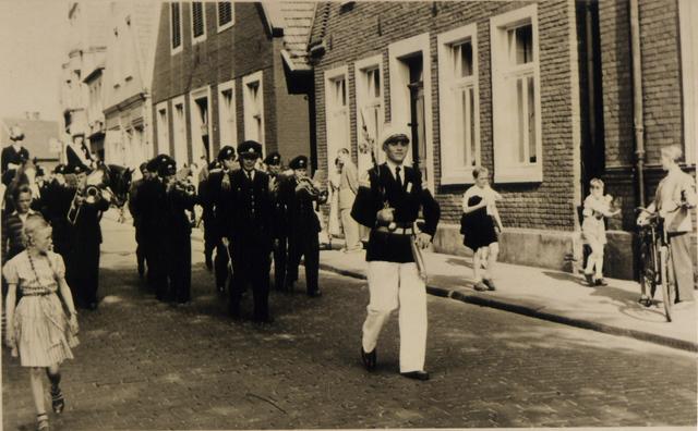 1957_2.jpg - In den 50ziger Jahren stellte die Schützengilde einen Tambourmajor. Vor der Feuerwehrkapelle Gescher "Tambourmajor Hubert Efsing".