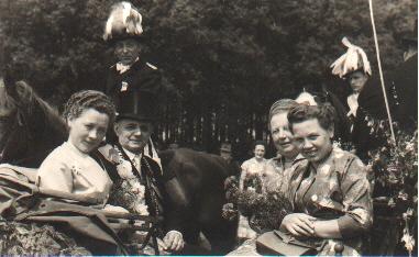 1957_Kutsche-Off.jpg - Das Königspaar mit den Ehrendamen in der Kutsche. Da hinter Major Bernhard Eßling-Messing und sein Adjutant Josef Schlüter.