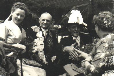 1957_Kutsche.jpg - Die ersten Gratulanten nach dem Eintreffen des Königpaares an der Vogelstange, hier Offizier Anton Schlüter.
