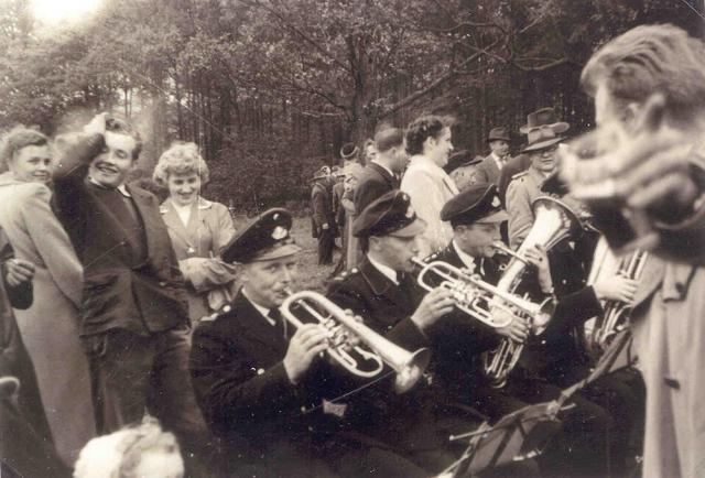 1958_01.jpg - Die Feuerwehrkapelle Gescher beim Konzert an der Vogelstange.