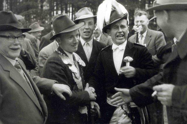1958_02.jpg - König 1958: Hubert Paschert-Diekwolter. Die ersten Gratulanten v.l.: Josef Linsen (Schießmeister), Spieß Josef Mümken, Nachbar Josef Kreyelkamp-Demmer (ganz rechts)
