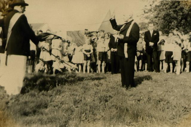 1959_1.jpg - 1959 Fahnenweihe durch Pfarrer Vehorn. Gemeindedirektor Willerding (rechts dahinter)