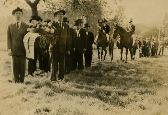1959_2.jpg - Abmarsch zur Kranzniederlegung. Kranzträger Anton Eßling (links) und Heinrich Schwering.