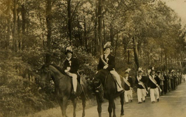 1959_3.jpg - Der Festzug mit Major Bernhard Eßling und Adjutant Josef Schlüter am Priesterwald (jetzt Ahauser Damm).