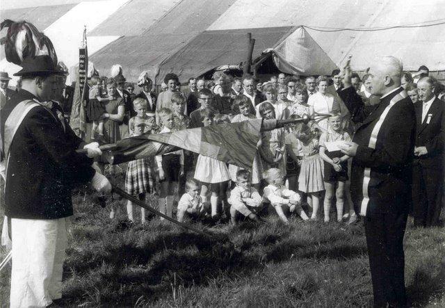 1959_Fahnenweihe-1.jpg - Fahnenweihe 1959. Pfarrer Vehorn (vorne) 1. Vorstzender Bürgermeister Theo Wessendorf (rechts).