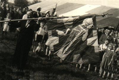 1959_Fahnenüberg.jpg - 1. Vorsitzender Theo Wessendorf übergab die neue Fahne an die Fahnenoffiziere.