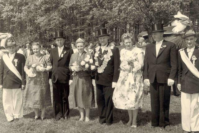 1959_Kersting-2.jpg - Königspaar 1959: Wilhelm Kersting und Elisabeth Kreyelkamp-Demmer. Gefolge v.l.: Aloysia Stockhorst, Josef Kreyelkamp-Demmer, Annette Kersting, Anton Stockhorst; links: Adj. Erich Tschöpe; rechts: Adj. Ludger Eßling -Messing.
 

 