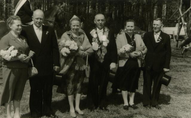 1960_2.jpg - Das Königspaar mit Gefolge v.l.: Maria Efsing, Bernhard Bönning-Busjan, Maria Eßling-Messing, August Lanfer. 
