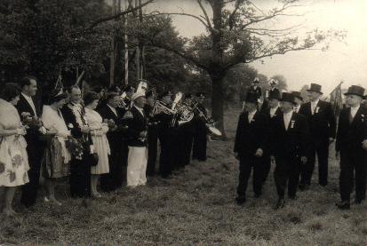 1961_Parade.jpg - Der Vorstand paradiert vor dem neuen Königspaar an der Vogelstange.